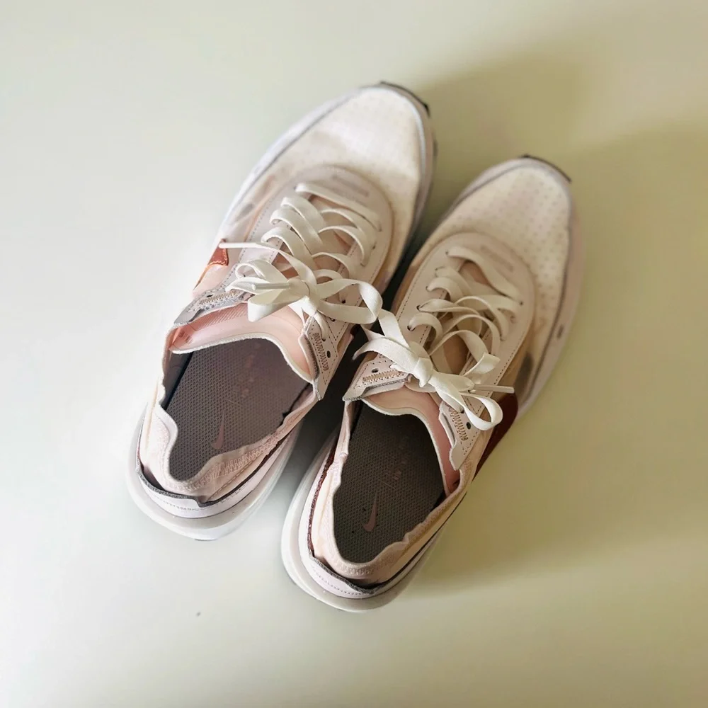 Nike Women's Waffle one essential casual Sneakers